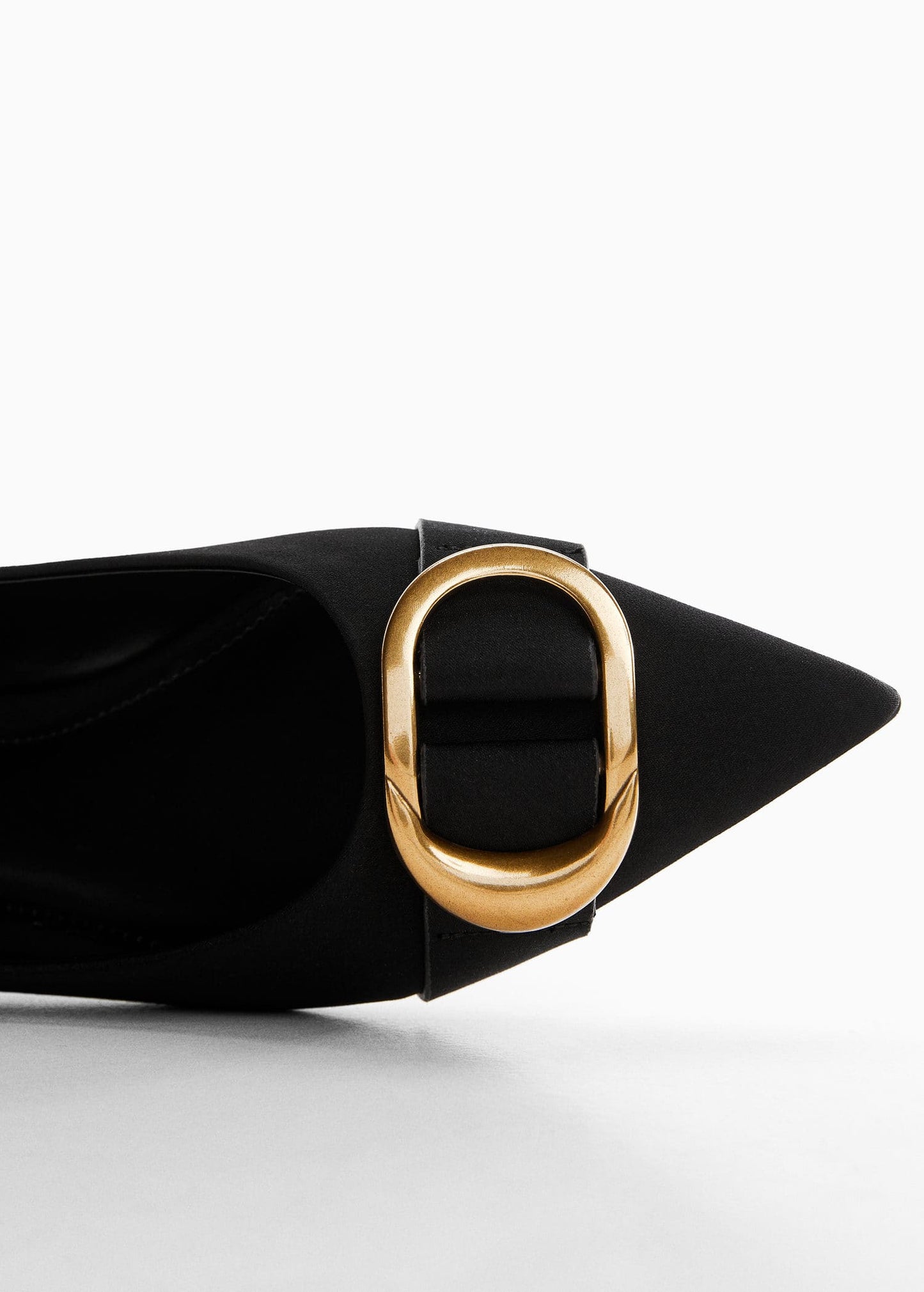 Shoes with decorative toe and buckle - Details of the article 1