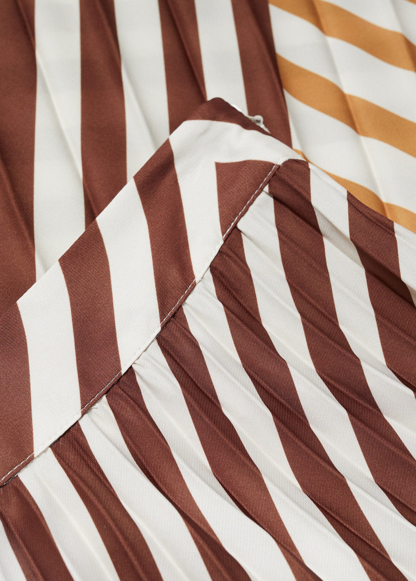 Printed pleated skirt - Details of the article 8