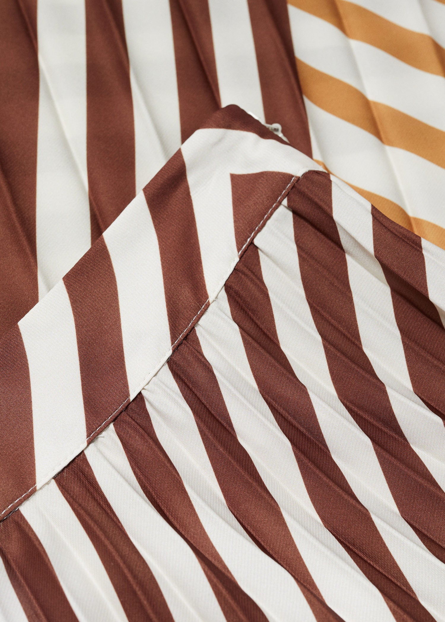 Printed pleated skirt - Details of the article 8